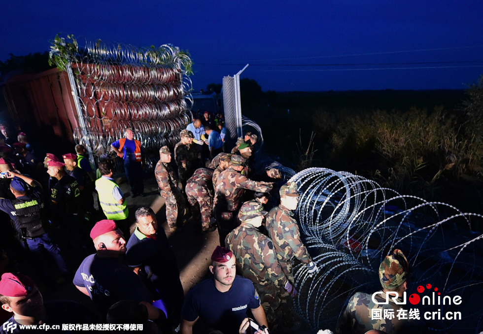匈牙利设置巨大铁丝网封锁边境阻止难民入境(