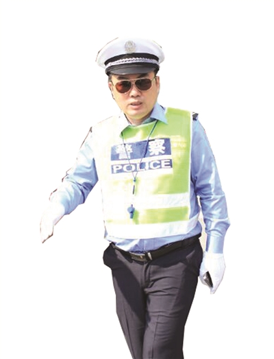 江南时报记者穿上警服体验一日交警 目睹红色