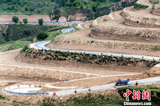 甘肃庆阳农村公路破土而出告别泥水路(图)