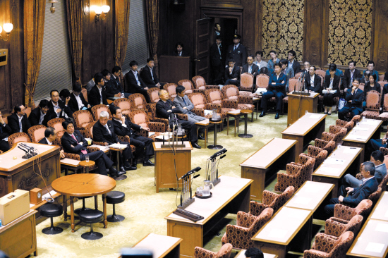 在民众和在野党的强烈反对声中,日本参议院和平安全法制特别委员会17