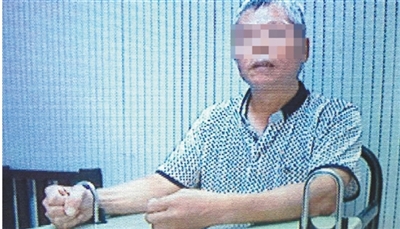 8月31日，杀害妻子5天后，从江西逃到浙江的黄世结，在金华火车站被警方控制。钱江晚报供图