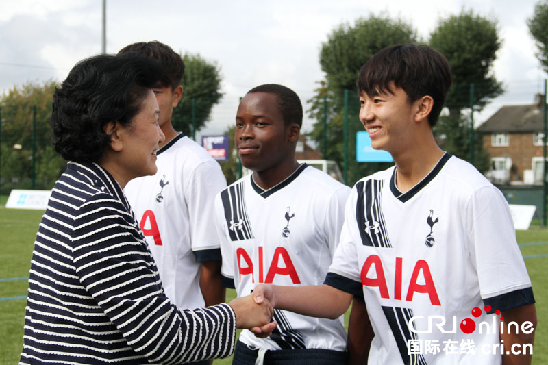 刘延东出席中英足球发展座谈会并为中英中学生