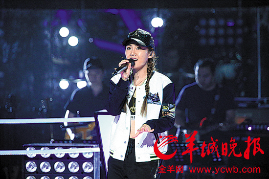陈梓童:徐林包了我的编曲 对阵郎嘎拉姆时,陈梓童演唱的是《可爱女人》,这首歌因为队友徐林的编曲而有了不同于周杰伦原唱的味道,再加上她极具张力的动感表演,周杰伦忍不住冒出口头禅:哎哟,不错哦!最终,陈梓童战胜郎嘎拉姆。 周杰伦在节目中多次提到徐林帮他编曲的事,陈梓童接受羊城晚报记者采访时也说:徐林说我的编曲他全包了,哈哈,我们合作很默契,他很有想法,本身也很喜欢hip-hop,所以我俩一拍即合!