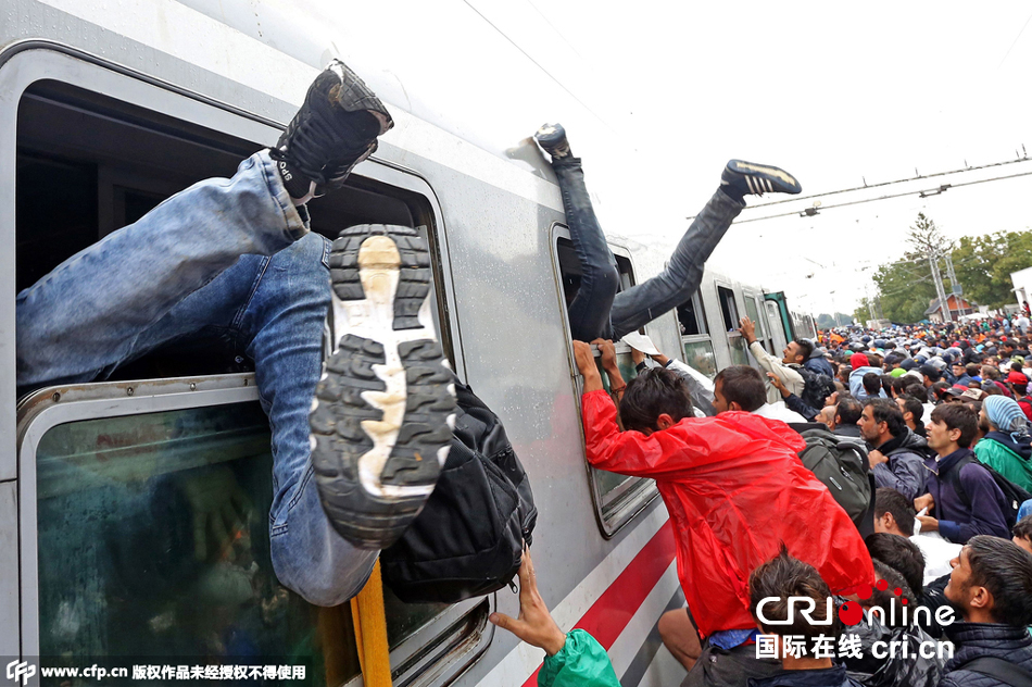 移民涌上火车前往匈牙利 人潮拥挤上演 倒挂金