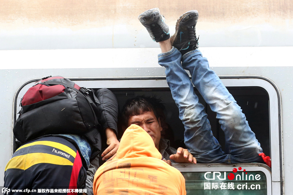 移民涌上火车前往匈牙利 人潮拥挤上演 倒挂金