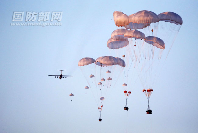 中国伞兵战车从天而降 一弯月亮做背景(组图)|