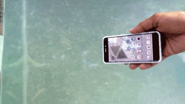 掉进水里也能浮在水面的手机_新浪新闻