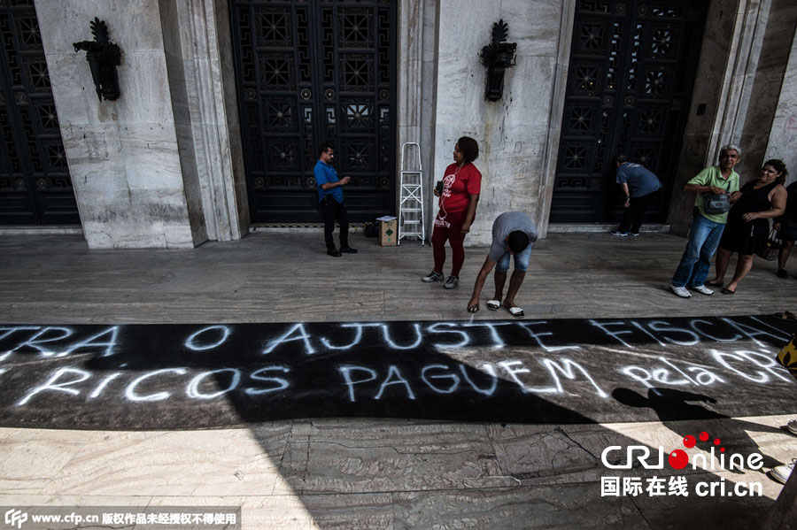 巴西工人抗议经济政策 人潮拥挤 占领 财政部(
