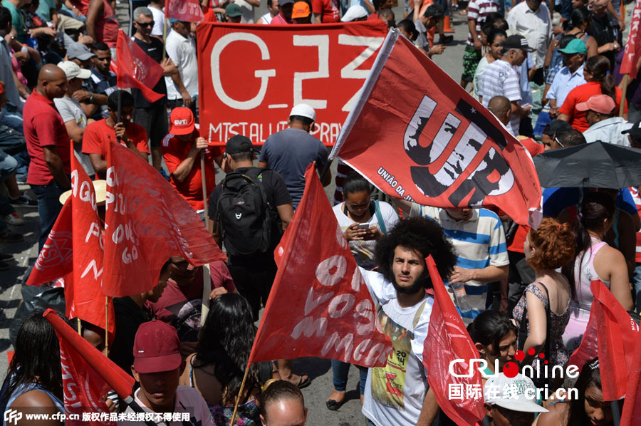 巴西工人抗议经济政策 人潮拥挤占领财政部(