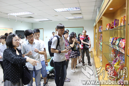 两岸青年参观康师傅武汉生产基地 见证一碗好