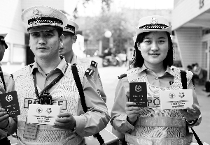 交警获新证|交警|红十字会|渭南市_新浪新闻