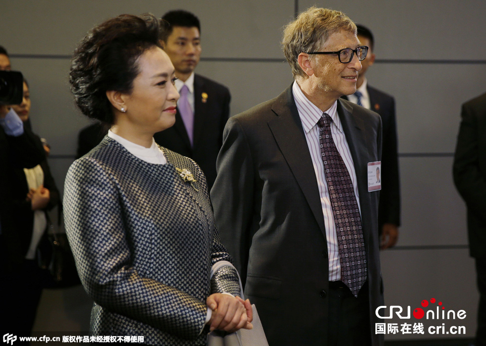 彭丽媛造访微软公司总部 试用全息眼镜(高清组