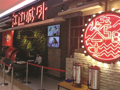 烤鱼店被曝使用垃圾鱼 店家:难道让鱼吃米饭|鲶