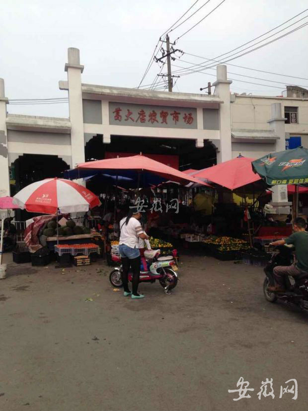 合肥葛大店菜市场一男子被刀捅 邻居:肠子都露