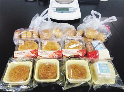 记者从星级酒店、知名餐厅、市场购买的4种自制月饼样品。