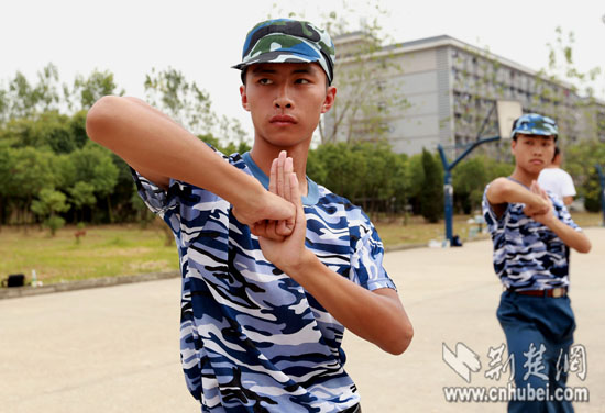 [军训男神女神]武汉工商学院最美新生谈军训蜕