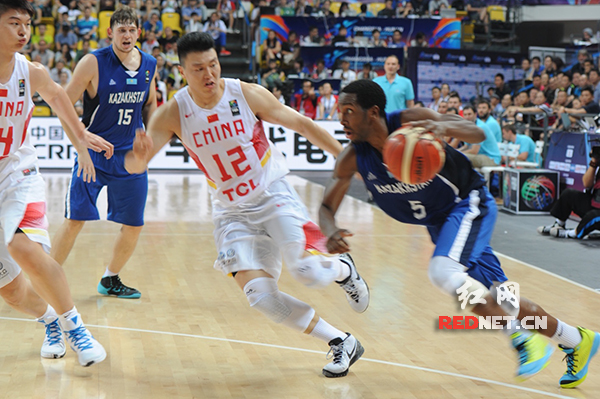 男篮亚锦赛:中国75比62战胜哈萨克斯坦(组图)