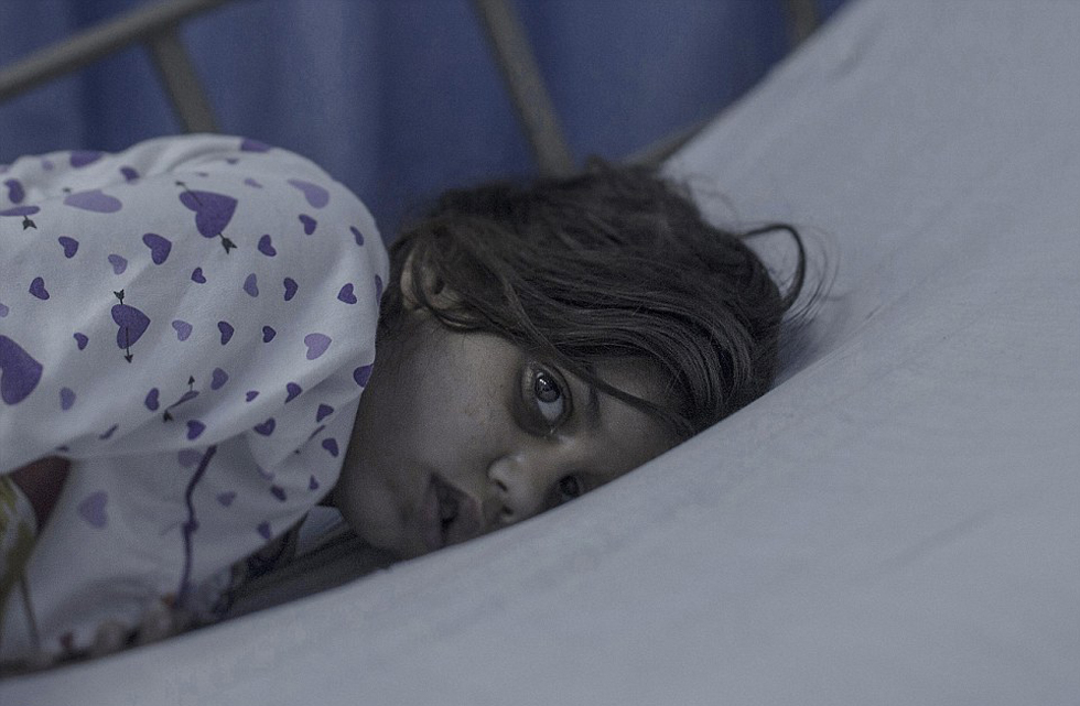 战争之殇:叙利亚难民儿童挣扎逃难 露宿街头野