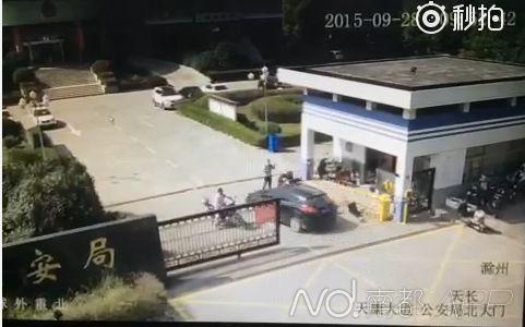 爱残暴!男子驾车撞飞前妻及男友并踩踏1死1