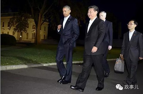 习近平主席抵达华盛顿当晚，就与奥巴马总统举行了不打领带的小范围会晤。