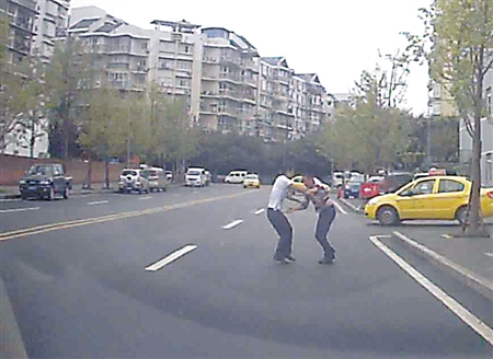 个不减速 路怒司机车流中停车肉搏|薛敏|刘成