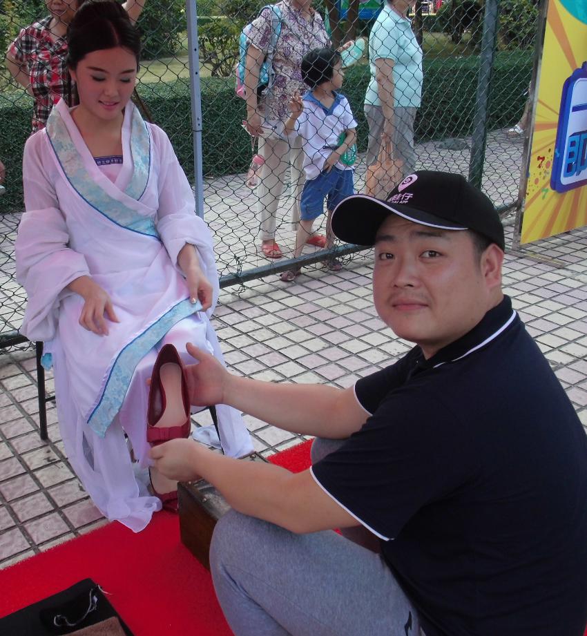 迎中秋庆国庆活动，深圳社区惊现大量“擦鞋仔”|皮鞋|活动|客户_新浪新闻