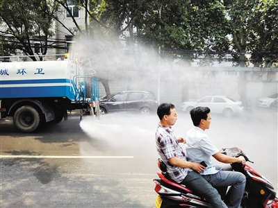 8月14日，郑州街头的洒水车。这些车辆每隔两个小时便洒水一次。图/CFP