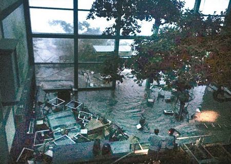 强台风杜鹃袭台 狂浪灌破整排窗饭店变汪洋