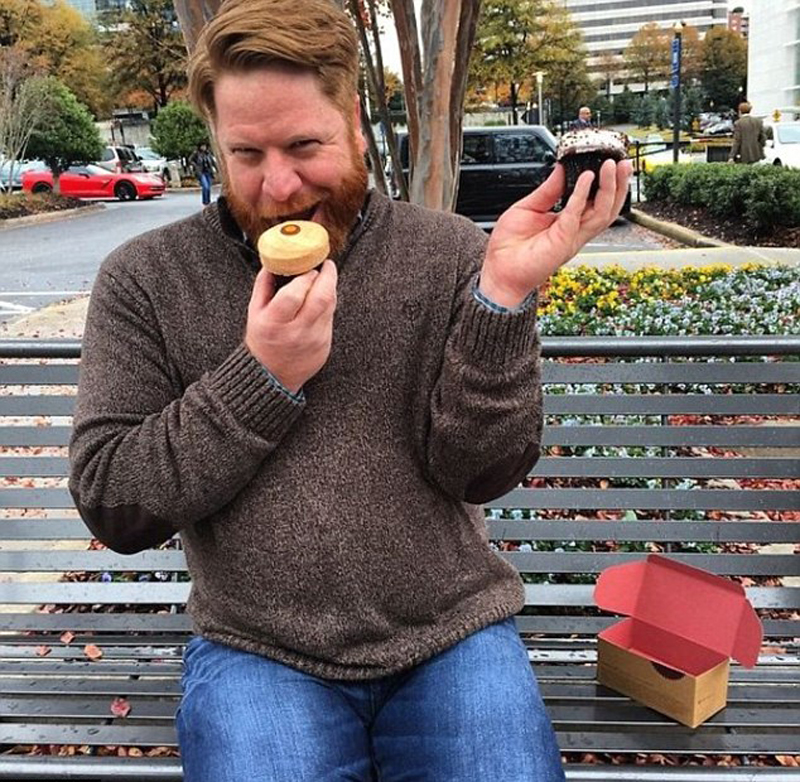 敷面膜做美甲 外国小伙模仿女性生活晒搞笑自拍(组图)