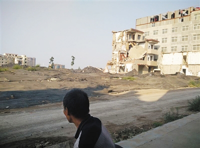 9月10日，郑州一处盖上防尘网的拆迁工地。目前，郑州市内有2000余个工地，这也曾是大气污染主要来源之一。新京报记者 翟星理 摄