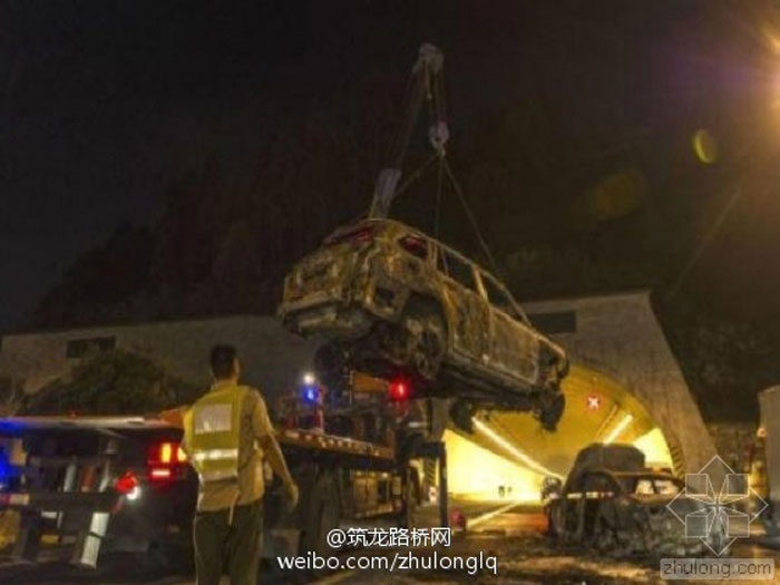 <em>广河高速</em>凤凰山隧道入口处六车相撞 现场大火