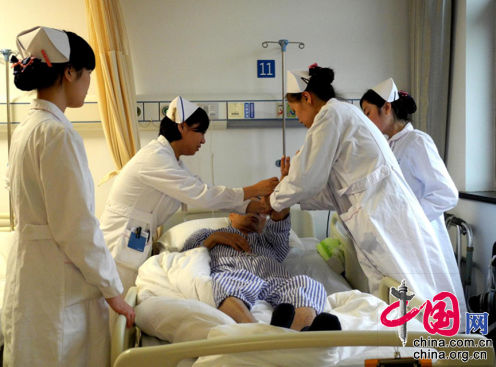 85后最美护士长杨亮:把自己的饭让给病人吃