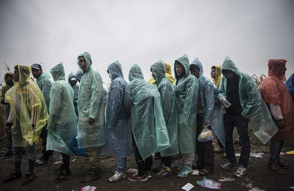 大量老幼残障移民涌入欧洲 面临严寒挑战(高清