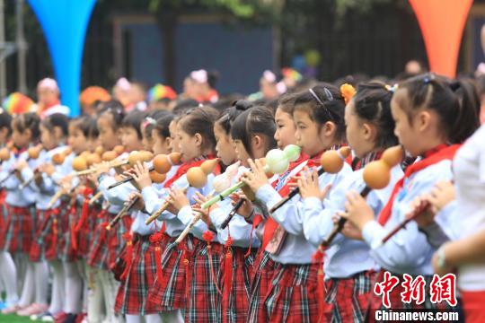 重庆川益小学90年校庆 高龄老人返校唱《毕业