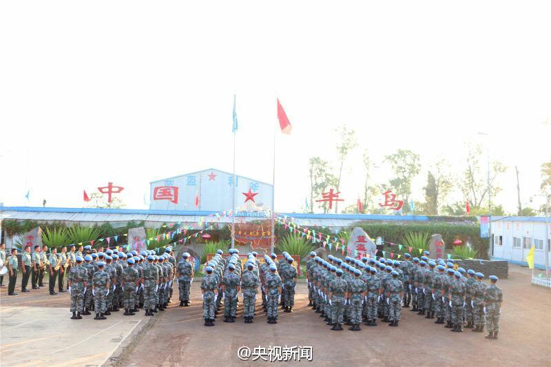 刚果(金):中国维和工兵升国旗致敬祖国(组图)|维