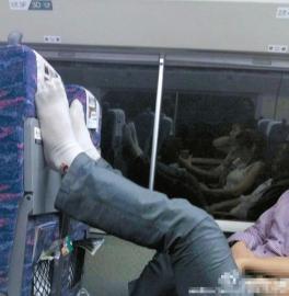 动车上脱鞋还抬起脚 这酸爽…
