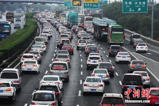 资料图：高速公路免费通行，出现数百米车流长龙。计海新 摄 图片来源：CFP视觉中国