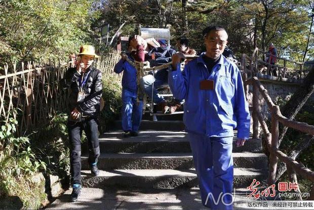 游客黄山突感不适 众人抬下山|游客|工作人员