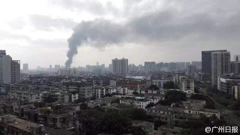广东珠海区一纺织品仓库发生大火 黑烟冲天(高