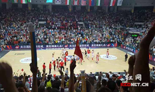 爷孙三代赛场齐看亚锦赛 为拿下劲敌伊朗队呐