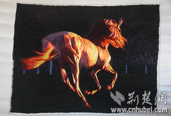 武汉民间艺人绣出4米汉绣长卷 献礼祖国66华诞