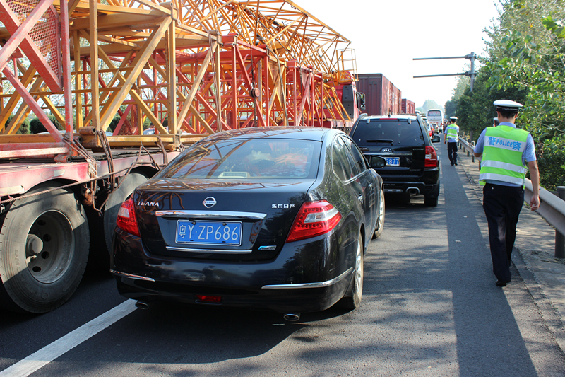 国庆前三天岳阳查处三百余起挤占应急车道行为