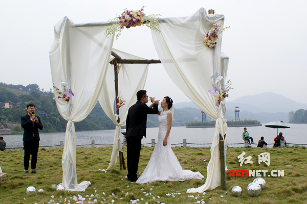 结婚旅游两不误 景区户外婚礼成新宠(图)|婚礼