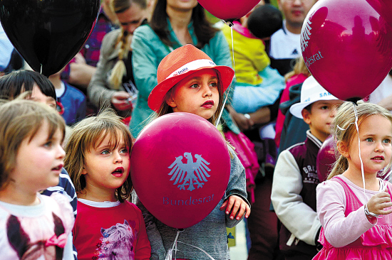 两德统一25周年 德国盼团结难民
