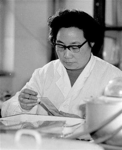 20世纪80年代初，屠呦呦在进行科研工作。新华社记者 杨武敏 摄