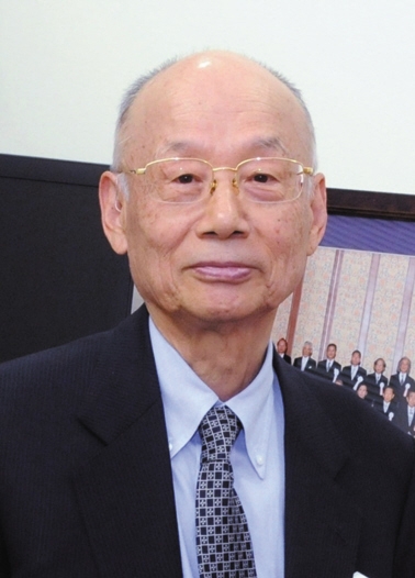 大村智，日本微生物学家，生于1935年。1968年取得东京大学药学博士学位，1970年取得东京理科学大学化学博士学位。1975年到2007年，他任教于日本北里大学，现已从北里大学荣誉退休。