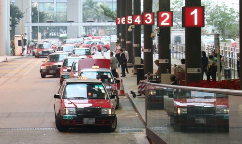 过往发生多宗的士滥收车资案件多由机场出市区。（图：香港《大公报》资料图片）