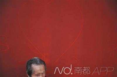 国庆长假故宫红墙被画心形图案刻到此一游|游