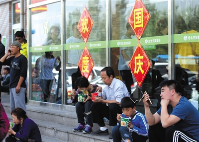 昨日13时许，京藏高速官厅服务区，不少旅客在休息吃饭。新京报记者 王贵彬 摄