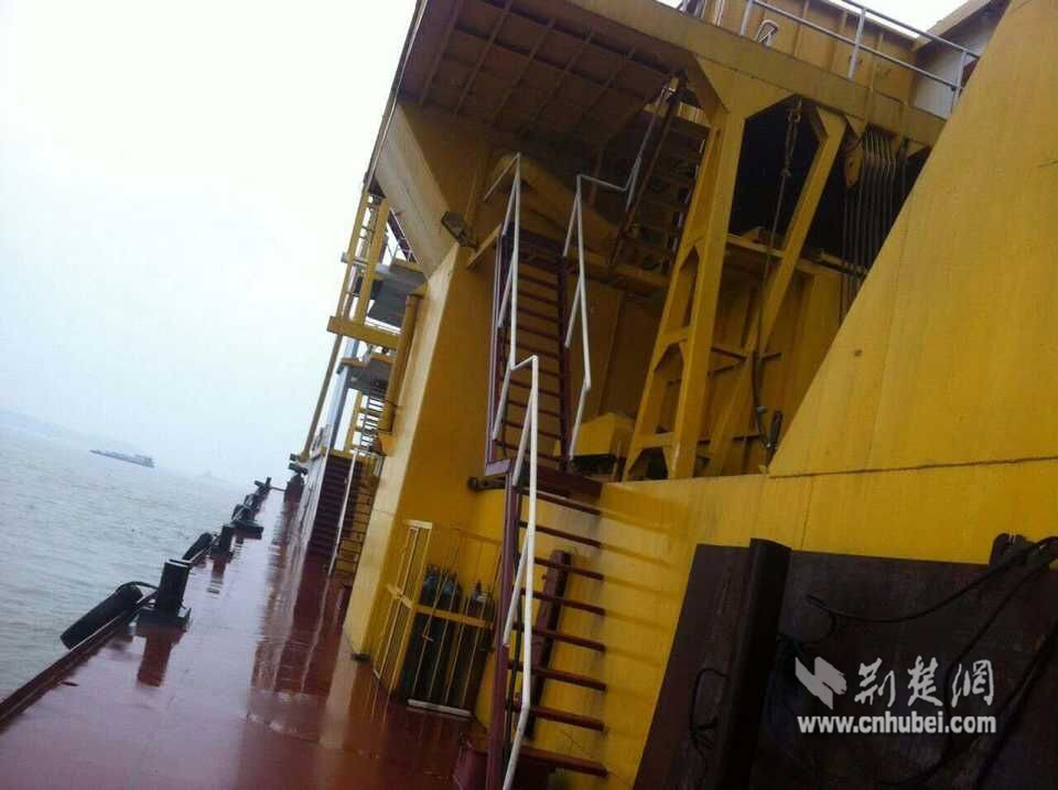嘉鱼水务在长江查获非法吸沙船舶(图)
